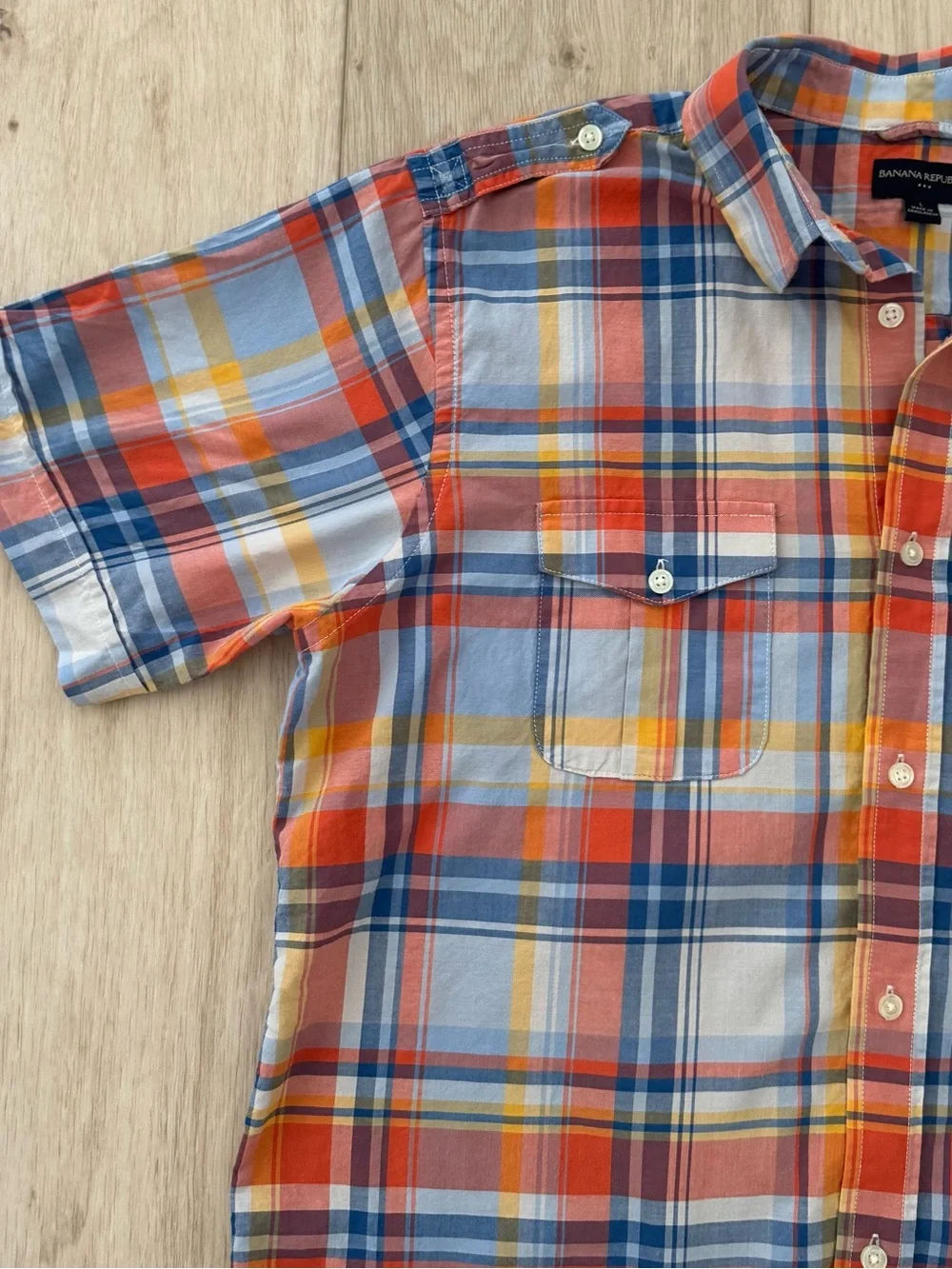 Banana Republic men’s Large madras plaid short sleeve button-down camp shirt
